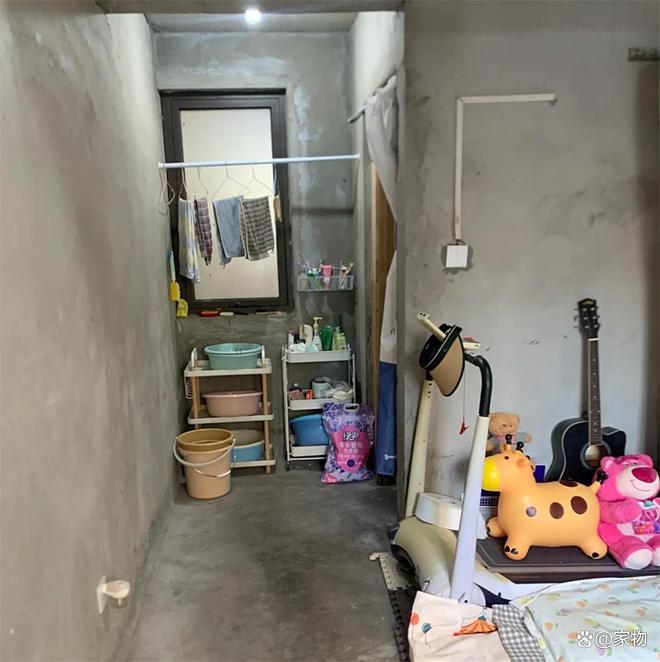 间”：不刷墙不铺砖直接住简陋却温馨新葡京博彩上海一户人家晒出“毛坯单(图8)