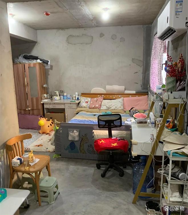 间”：不刷墙不铺砖直接住简陋却温馨新葡京博彩上海一户人家晒出“毛坯单(图9)