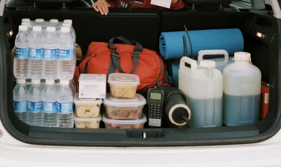 直奔青海催收队跟去懵了：这收不了啊澳门新葡京女子花8万买奔驰抵押车(图1)